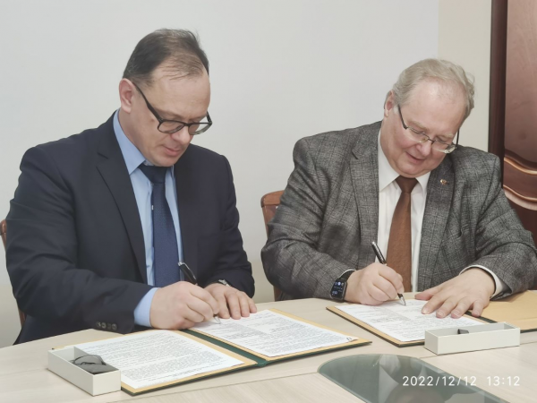 М.А. Марченко и А.И. Боровков подписывают соглашение.
