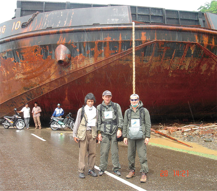Члены экспедиции по изучению последствий Индонезийского цунами 26 декабря 2004 г. («Наука из первых рук» №2/3 (78), 2018)