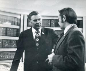 1975 г., Новосибирск, на фоне БЭСМ-6 Г.И. Марчук и Н.В. Кульков